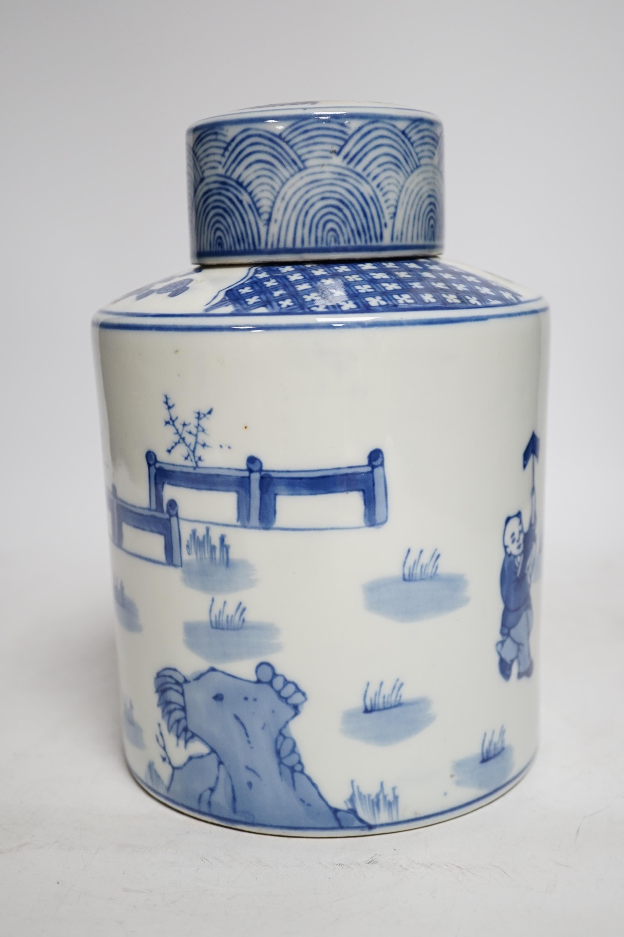 A modern Chinese blue and white jar and cover, 22cm high